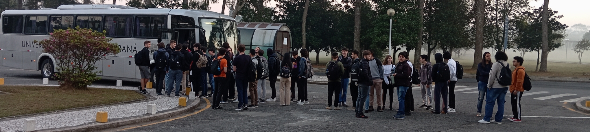 Equipes da UFPR se preparando para entrar no ônibus